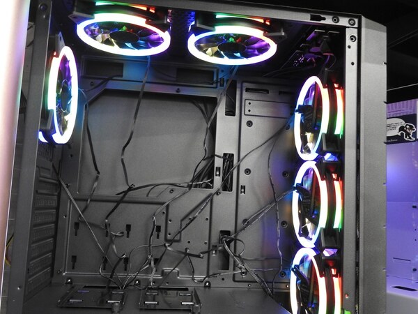 ASCII.jp：6基のRGB LEDファンを搭載するド派手なPCケース