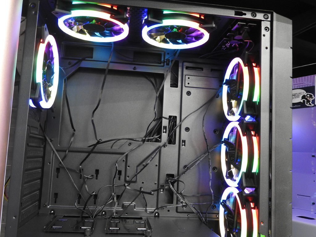 PCケース RGB冷却ファン搭載 ASCII.jp：6基のRGB LEDファンを搭載