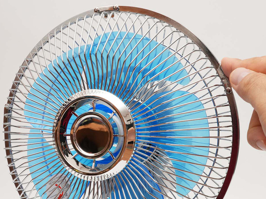 ASCII.jp：懐かしすぎるミニ扇風機！普通に使いやすくてオススメ【実機