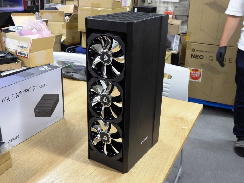 ラジエーター、リザーバー、ポンプを外付けにした水冷ボックスが登場