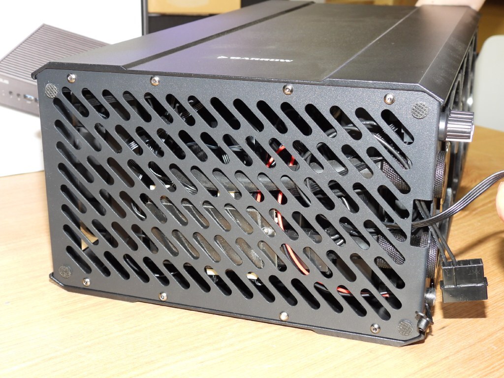 ラジエーター、リザーバー、ポンプを外付けにした水冷ボックスが登場