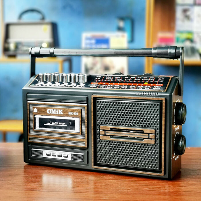 デザインはアンティーク調ながらモダンな機能も搭載する「レトロ調