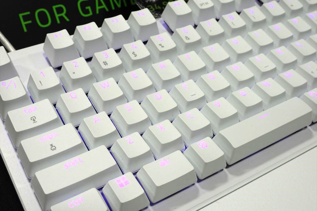 ASCII.jp：ラピッドトリガー対応の白いゲーミングキーボードがRazer