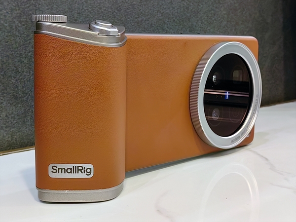 ASCII.jp：vivoのカメラフォン「X100 Ultra」はカメラグリップで