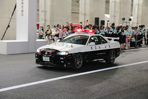 埼玉県警の「R34 GT-R」パトカーも登場。外環道 千葉区間全通の通り