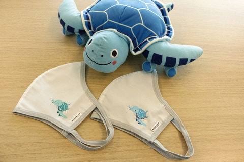 ANA、空飛ぶウミガメ「FLYING HONU」デザインの洗えるマスク2種を抽選