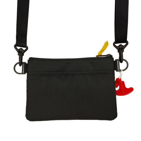 ライフベストをアップサイクルした「JALライフベストサコッシュ