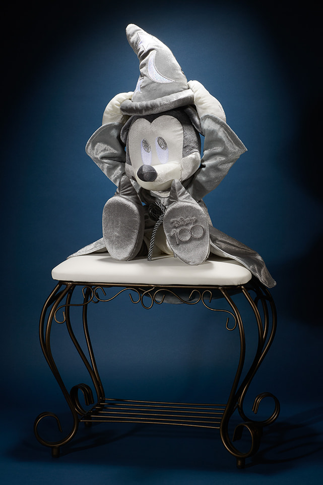 ディズニー100を祝って全長約50cm・ビッグサイズのミッキーぬいぐるみ