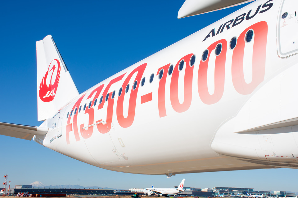 JALの新型機A350-1000、初号機に赤いロゴ施す - トラベル Watch