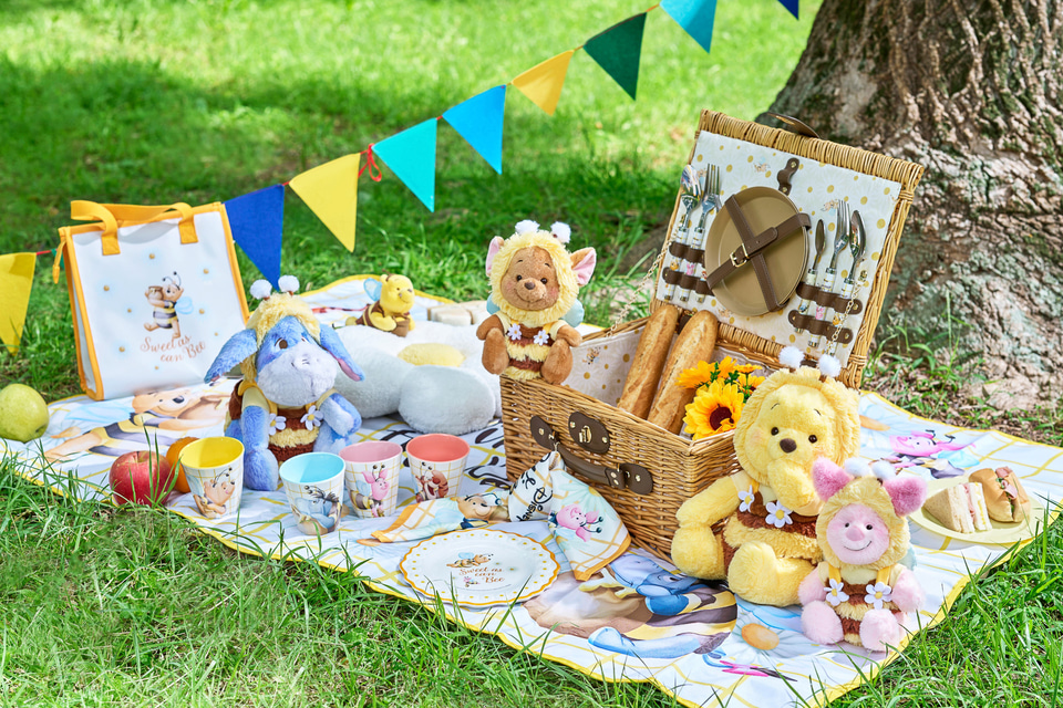 ディズニーストアが「はちみつの日」をお祝い！ ミツバチ姿のくまの