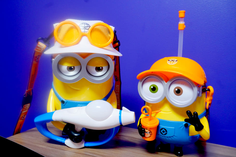 USJ「ミニオン」新作ポップコーンバケツを手に入れた！ 光線銃を構えて