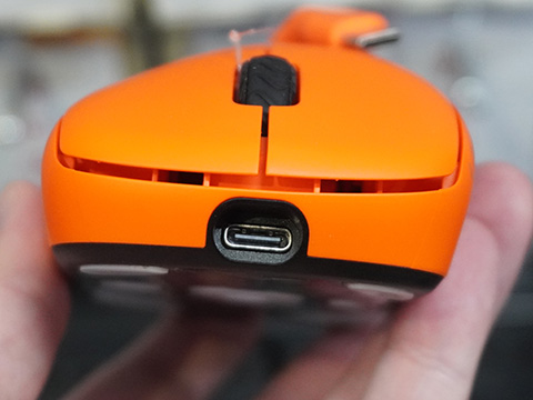 オレンジ色のゲーミングマウス「Fnatic x Lamzu Thorn 4K Special