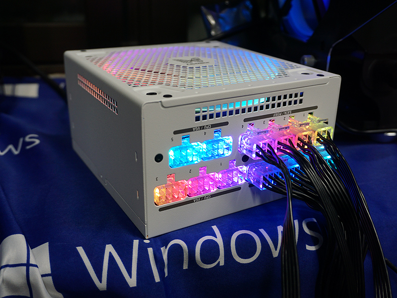 コネクタ部も光る白い電源「LEADEX III GOLD ARGB」が発売、SUPER