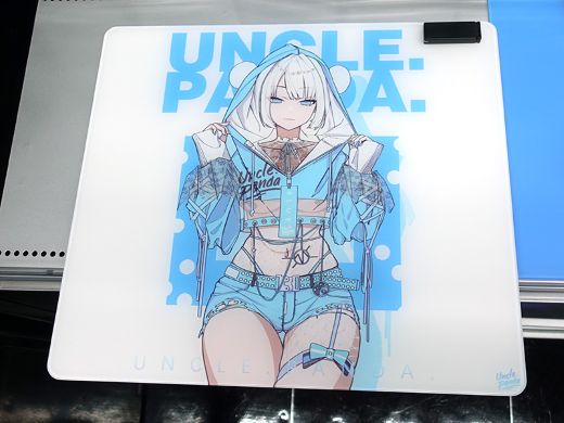 Uncle Pandaの人気ガラス製ゲーミングマウスパッド「Blue」にホワイト