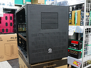 二段重ねで高さ1m、拡張スペースが増設できる超大型PCケースが登場