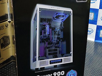 ショーケース風の巨大PCケース「The Tower 900 Snow Edition」が展示
