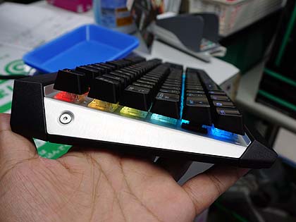 色鮮やかに光るキーボード「HAGANE」が発売、COUGAR製 - AKIBA PC Hotline!