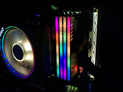 ダミーモジュール付きの光るDDR4メモリ「AORUS RGB Memory 3200MHz」が