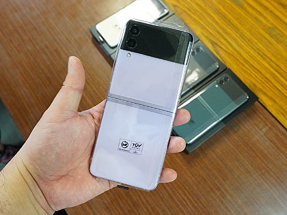 ガラケー”のように折り畳める「Galaxy Z Flip3 5G」の海外版が入荷