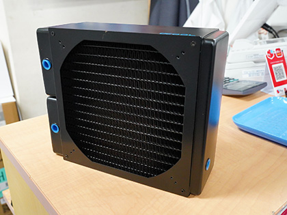 20cmファン対応の大型水冷ラジエーターがAlphacoolから、厚さは約8cm