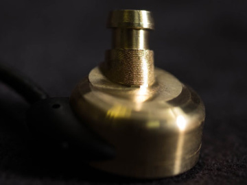 世界限定150台の真鍮削り出しイヤフォン「DITA Brass」。約14万円 - AV
