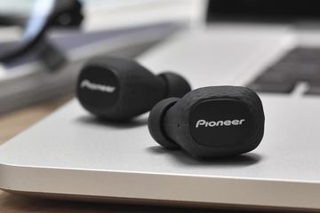 パイオニア、約15,000円の左右分離イヤフォン「C8」。耳奥に収まり迫力