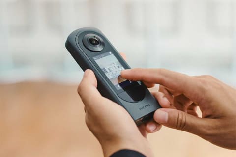 リコー、初のディスプレイ内蔵360度カメラ「THETA X」5月発売 - AV Watch