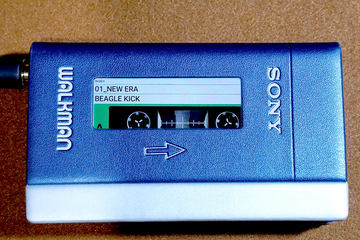初代機デザインの40周年ウォークマン。カセット風の再生画面 - AV Watch