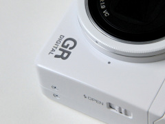 写真で見る写真で見るリコーGR DIGITAL IVホワイトエディション