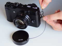 よしみカメラ、「FUJIFILM X10」用のアルミ削り出しレンズキャップ