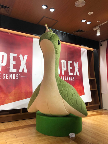 巨大ネッシーがお出迎え！ 「Apex Legends」初コラボカフェ「ネッシー