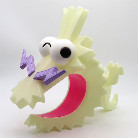 コロコロコミック」のアイコン「コロドラゴン」が闇の中で光るソフビに