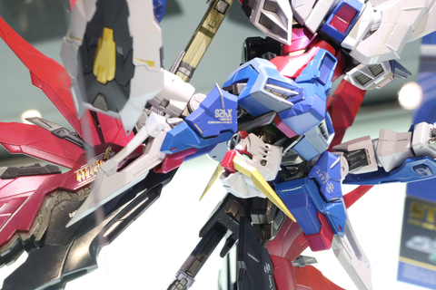 METAL BUILD「ストライクフリーダムガンダム」と「デスティニー