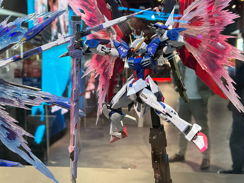 激突する2つの光の翼！ 「METAL BUILDストライクフリーダム