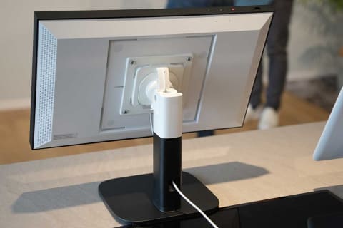 壁に掛けるアレクサ。アマゾン「Echo Show 15」と日本の壁掛け