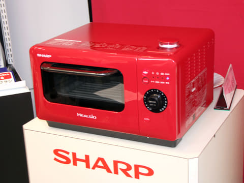 シャープ、惣菜を美味しく温めるウォーターオーブンにレンジ機能を加え