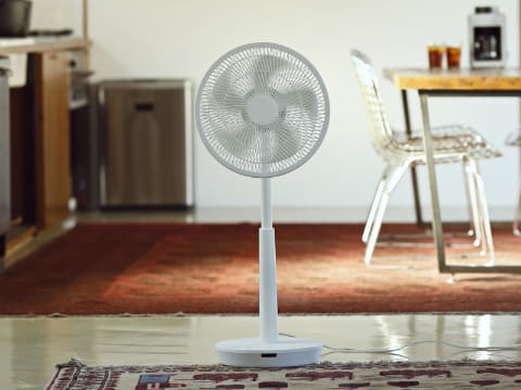 シロカ、サーキュレーターにもなる扇風機。音声認識と3D首振り - 家電