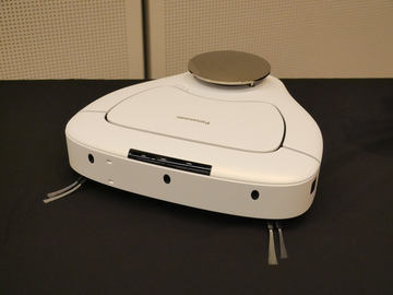 パナソニック、部屋のキワまで掃除するロボット掃除機「ルーロ」の集塵