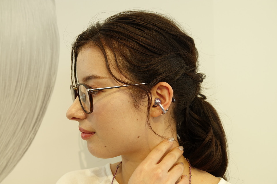 耳にかけるイヤホン「HUAWEI FreeClip」、2万7800円で20日発売