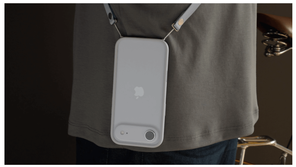 Apple初、iPhone用に肩掛けタイプの純正クロスボディストラップが登場