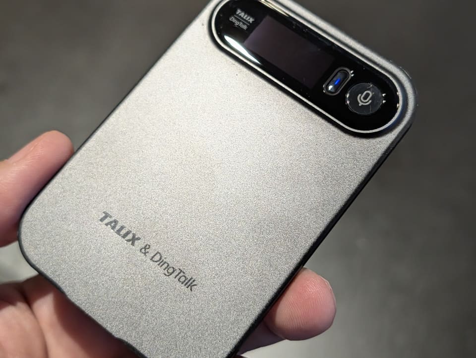 磁石でスマホにくっつくカードサイズのAIボイスレコーダー「TALIX