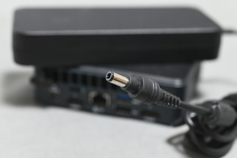 山田祥平のRe:config.sys】超ミニモバイルデスクトップパソコンの足を