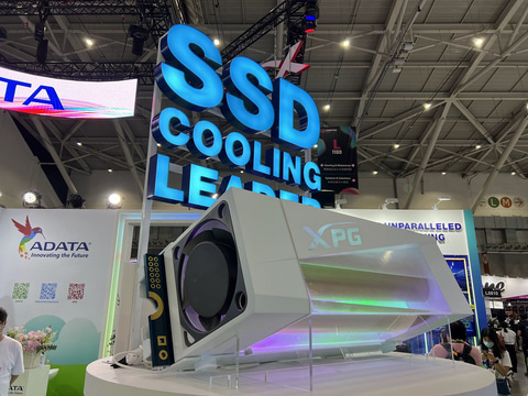 巨大ヒートシンクのSSDや次世代Core対応メモリ、花形の簡易水冷