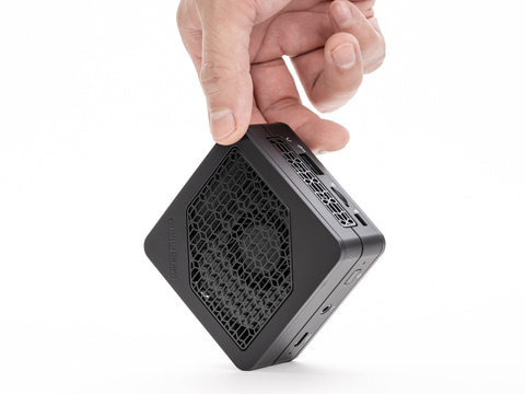 PC短評】Ryzen 7 6800U搭載で80mm角、アダプタ/ケーブル込みで457g