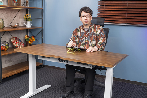 電動昇降デスクはクリエイター生命を守るアイテムだ！創作活動を支える