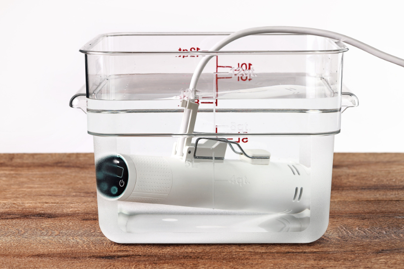 1200Wの大出力や自立式採用で、低温調理器の使いにくいを解消する