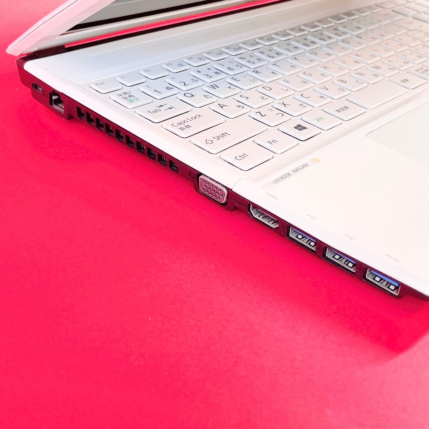 ブルーレイ見れる❣️おしゃれホワイト✨️高性能Corei7✨️薄型ノート