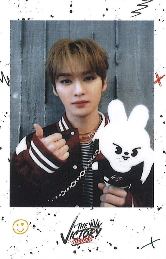 Stray Kids LeeKnow THE VICTORY ポラロイドカード 2/5 - メルカリ