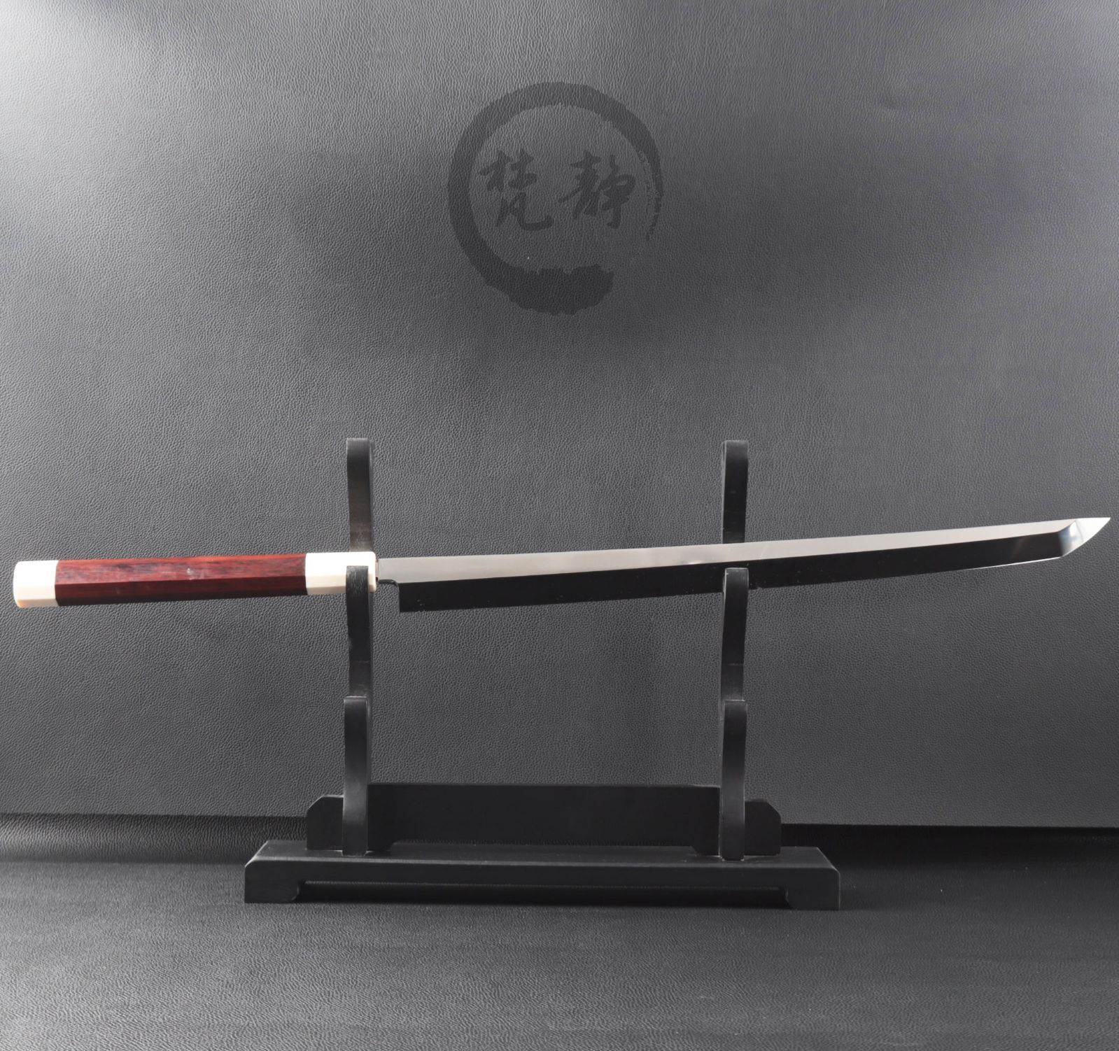 マグロ包丁 刃渡700mm 本刃付け 通常鏡面仕上げ 八角柄 花梨鞘付き