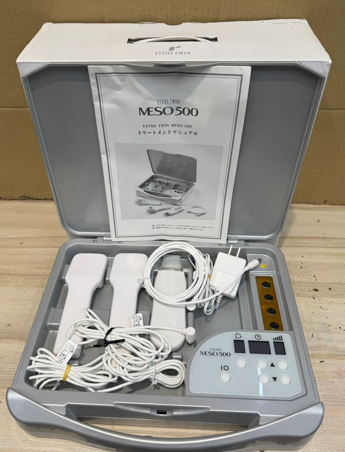 未開封）ESTHE TWIN MESO 500 美顔器 専用化粧水・美容液付き 美容器